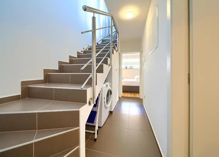 Villa Solis Lacus Modernes Apartment - Privater Beheizbarer Pool- Klimaanlage - Private Parkplaetze Apartmán Njivice
