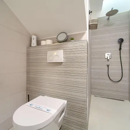 Solis Lacus Modernes - Privater Beheizbarer Pool- Klimaanlage - Private Parkplaetze Njivice