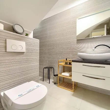 Solis Lacus Modernes - Privater Beheizbarer Pool- Klimaanlage - Private Parkplaetze * Njivice