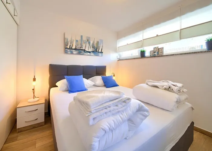 Villa Solis Lacus Modernes Apartment - Privater Beheizbarer Pool- Klimaanlage - Private Parkplaetze