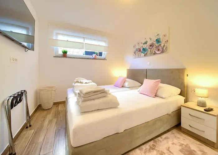 Villa Solis Lacus Modernes Apartment - Privater Beheizbarer Pool- Klimaanlage - Private Parkplaetze Apartman *