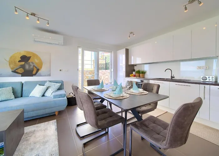 Villa Solis Lacus Modernes Apartment - Privater Beheizbarer Pool- Klimaanlage - Private Parkplaetze Apartman *