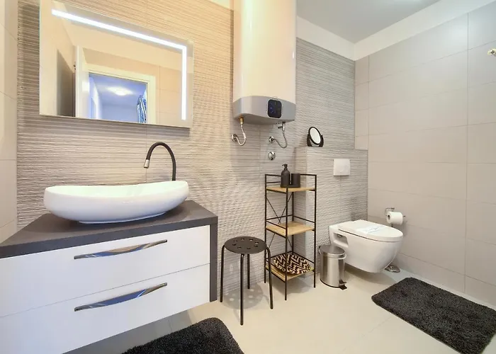 Apartament Villa Solis Lacus Modernes Apartment - Privater Beheizbarer Pool- Klimaanlage - Private Parkplaetze Nijvice