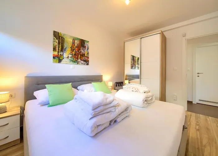 Villa Solis Lacus Modernes Apartment - Privater Beheizbarer Pool- Klimaanlage - Private Parkplaetze Apartament Nijvice
