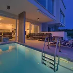 Solis Lacus Modernes - Privater Beheizbarer Pool- Klimaanlage - Private Parkplaetze Njivice