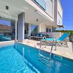 Solis Lacus Modernes - Privater Beheizbarer Pool- Klimaanlage - Private Parkplaetze Διαμέρισμα Njivice