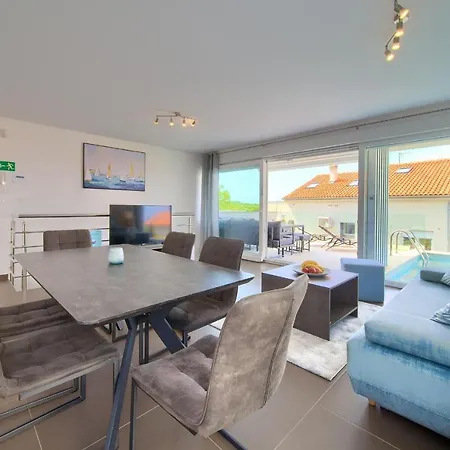 Solis Lacus Modern - Private Heated Pool - Air Conditioning -smart Tv - Free Parking *