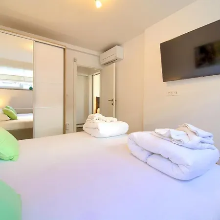 Solis Lacus Modern - Private Heated Pool - Air Conditioning -smart Tv - Free Parking *