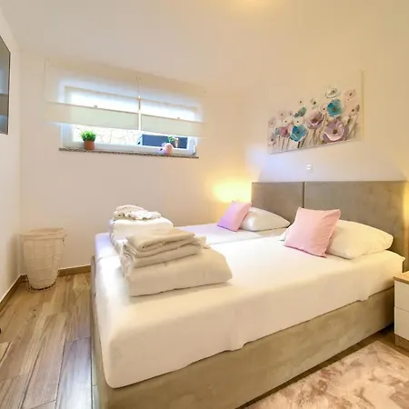 Solis Lacus Modern - Private Heated Pool - Air Conditioning -smart Tv - Free Parking Lägenhet *