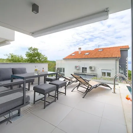 Solis Lacus Modern - Private Heated Pool - Air Conditioning -smart Tv - Free Parking *