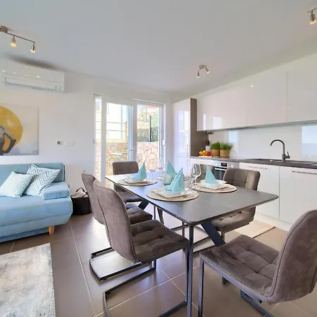 Solis Lacus Modern - Private Heated Pool - Air Conditioning -smart Tv - Free Parking Lägenhet *
