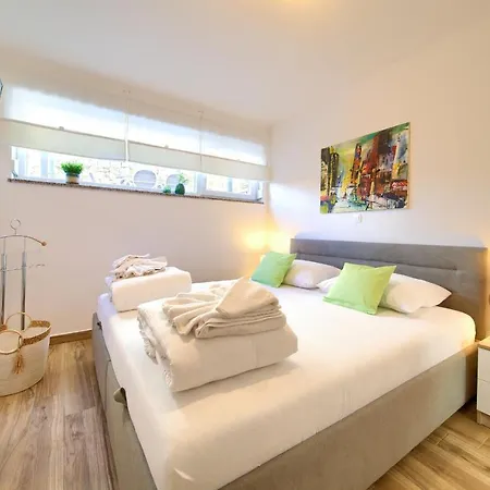 Solis Lacus Modern - Private Heated Pool - Air Conditioning -smart Tv - Free Parking *