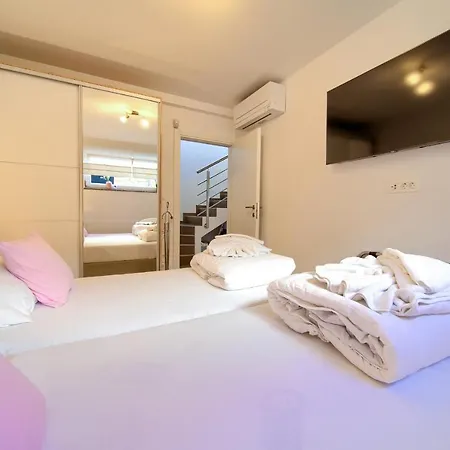 Solis Lacus Modern - Private Heated Pool - Air Conditioning -smart Tv - Free Parking Lägenhet *