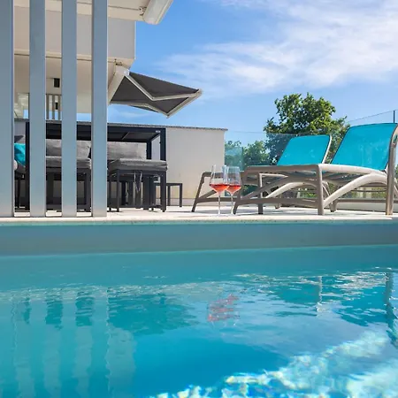 Solis Lacus Modernes - Privater Beheizbarer Pool- Klimaanlage - Private Parkplaetze Διαμέρισμα