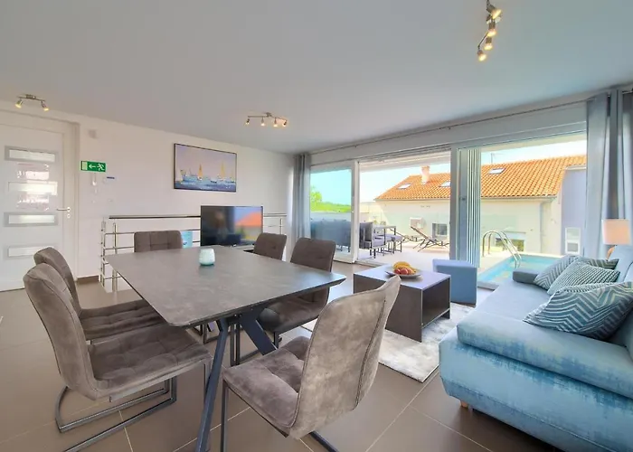 Solis Lacus Modern - Private Heated Pool - Air Conditioning -smart Tv - Free Parking *