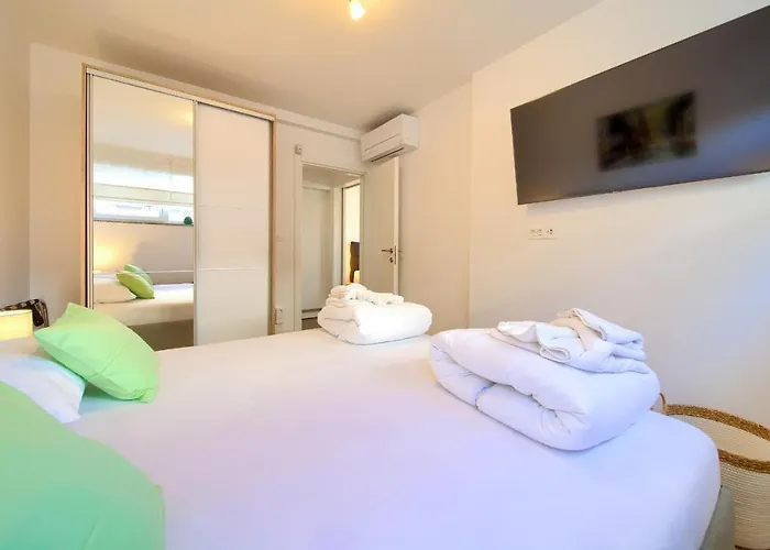 Solis Lacus Modern - Private Heated Pool - Air Conditioning -smart Tv - Free Parking *