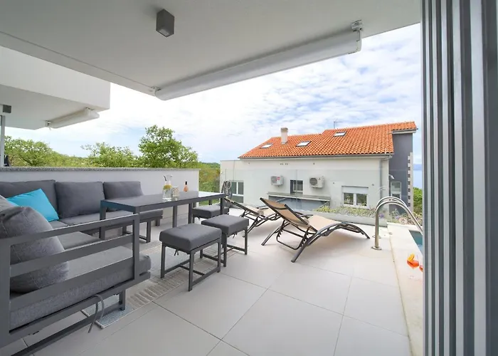 Solis Lacus Modern - Private Heated Pool - Air Conditioning -smart Tv - Free Parking *