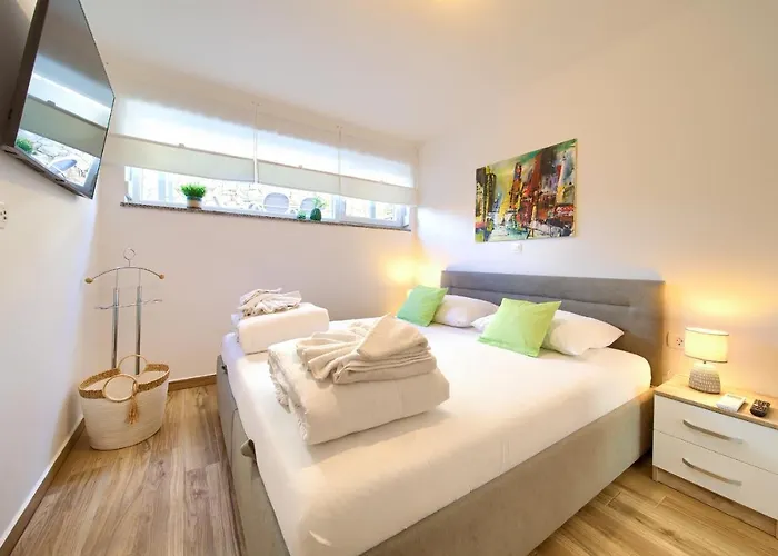 Solis Lacus Modern - Private Heated Pool - Air Conditioning -smart Tv - Free Parking *